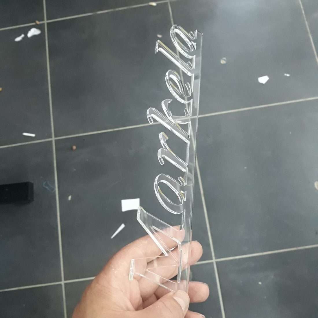 Emër në Plexiglass